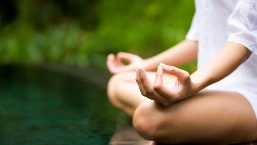 Natureza e Yoga para meditações em destinos espirituais 2025.
