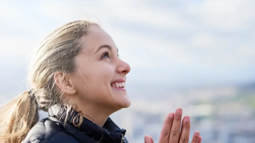 Pessoa sorrindo após sessão de devoção matinal em 2025