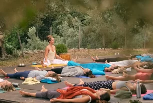 Retiro de yoga na natureza, ideal para turismo espiritual 2025.