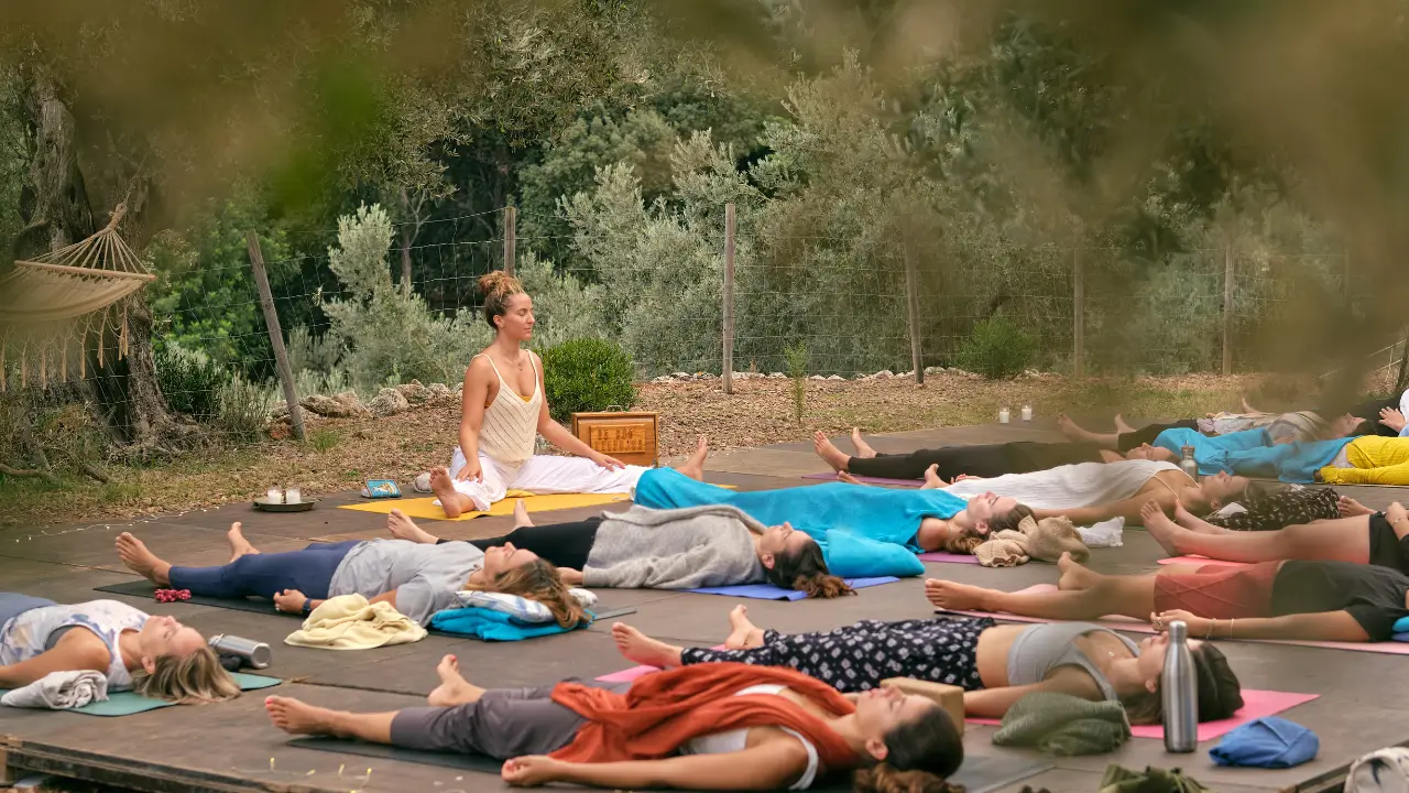 Retiro de yoga na natureza, ideal para turismo espiritual 2025.