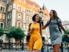 Mulheres felizes em praça em destinos subestimados na Europa