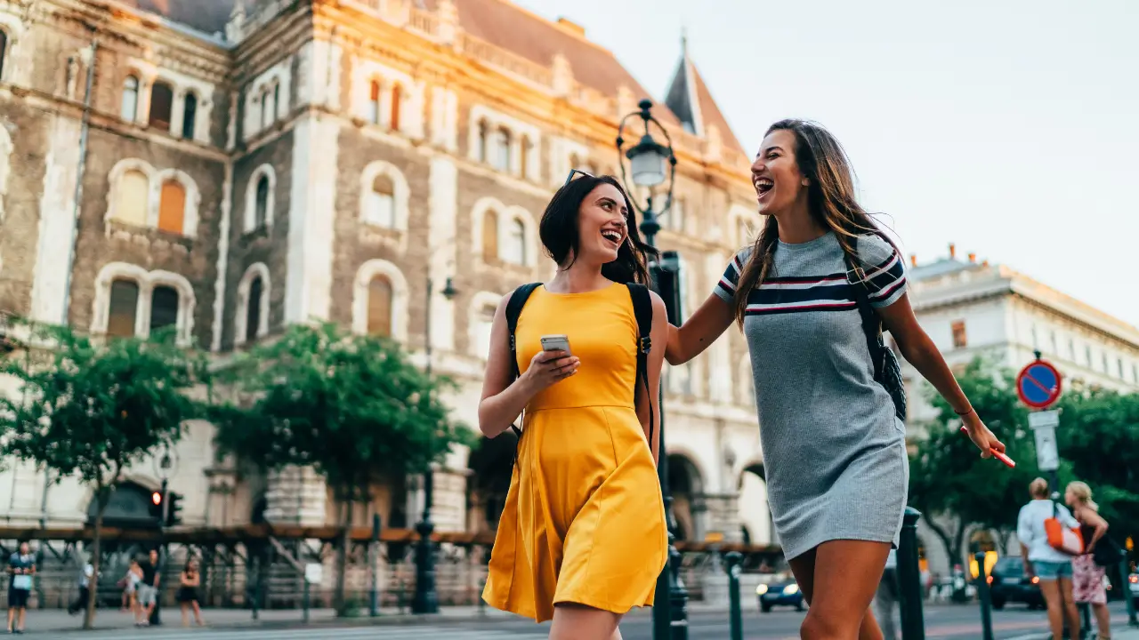 Mulheres felizes em praça em destinos subestimados na Europa