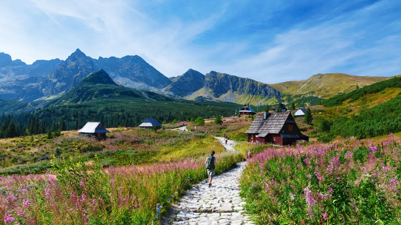 Mulher caminhando nas montanhas na Polônia