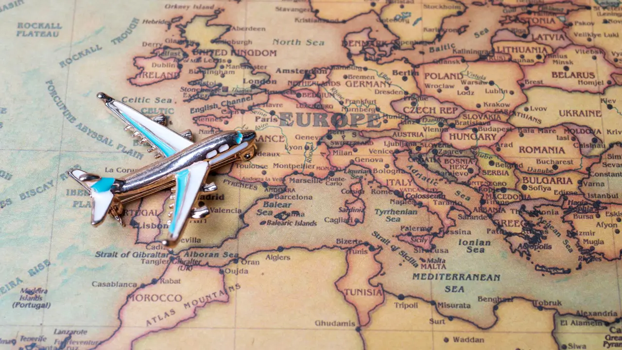 Avião com um mapa da Europa ao fundo