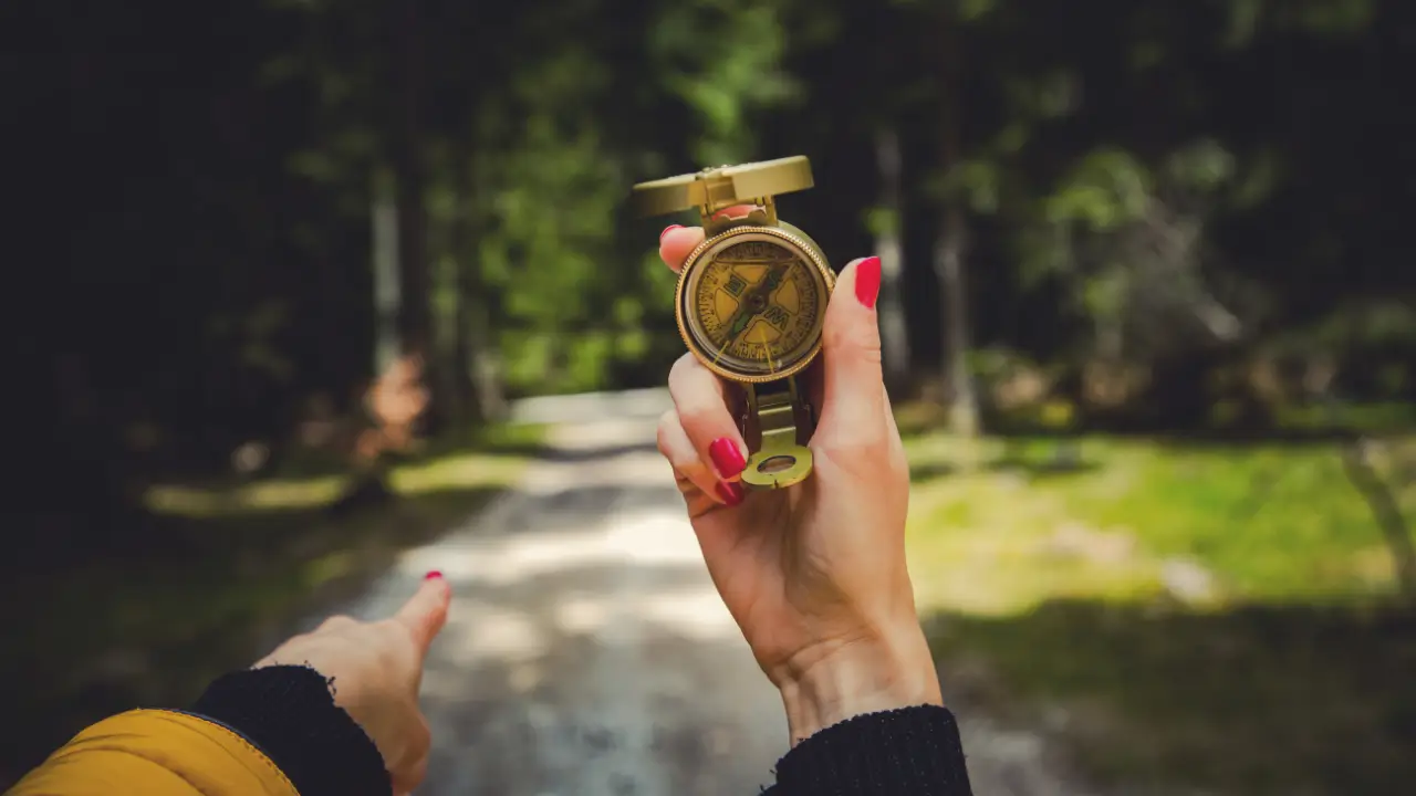 Bússola na mão de uma pessoa, simbolizando o caminho do autoconhecimento
