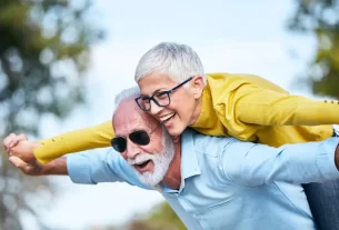 Casal idoso sorrindo simbolizando o amor duradouro