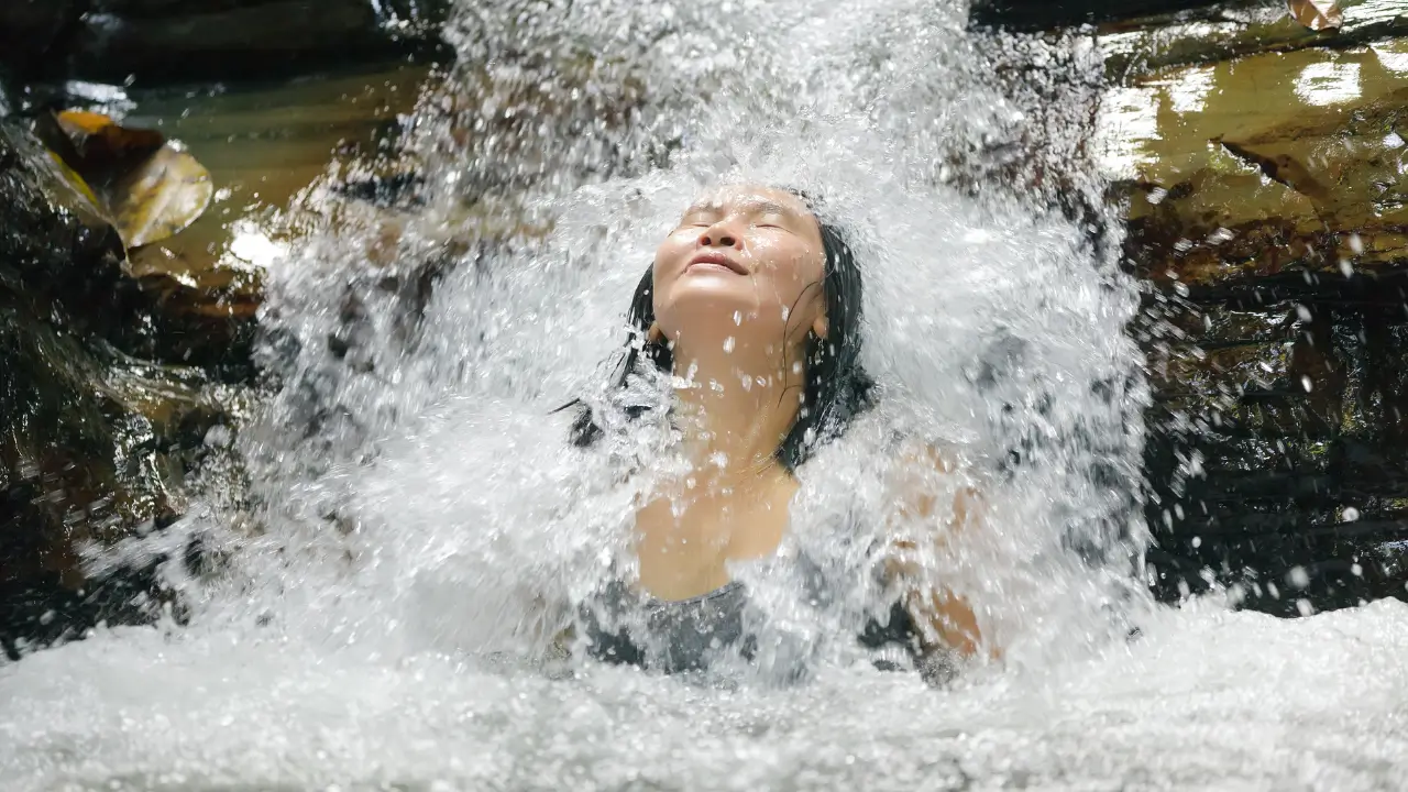Close de uma cachoeira poderosa na Chapada dos Veadeiros, simbolizando a cura pela natureza.