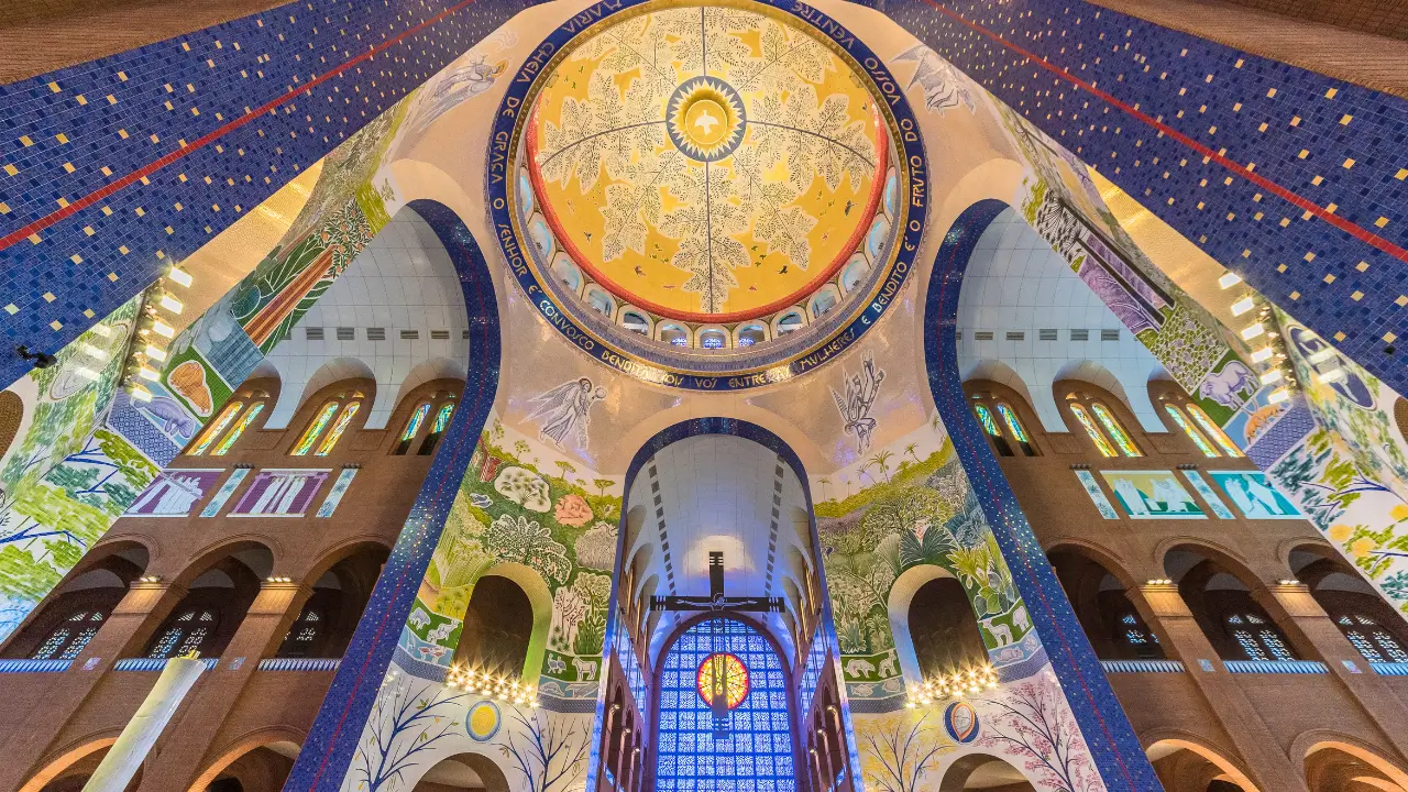 Interior do Santuário Nacional de Aparecida, mostrando a arquitetura e a atmosfera de devoção.