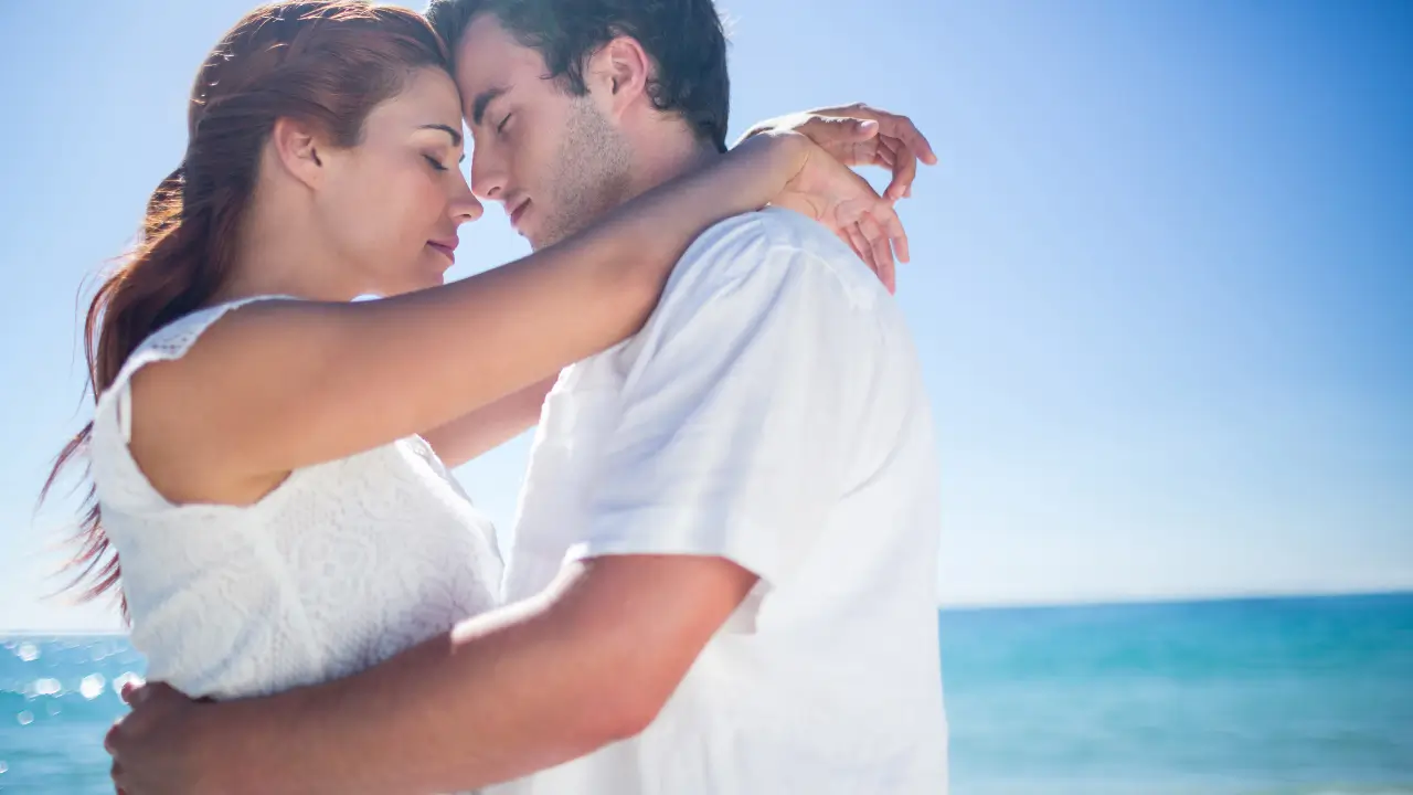 Close de duas pessoas se abraçando com firmeza e delicadeza, transmitindo segurança e confiança.