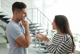 Um casal diverso sorrindo e conversando, ilustrando a comunicação para entender a linguagem secreta do seu parceiro.