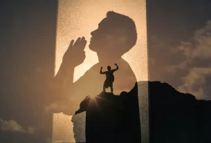 Versículo proibido que traz paz imediata, Pessoa orando com gratidão para vencer ansiedade cristã