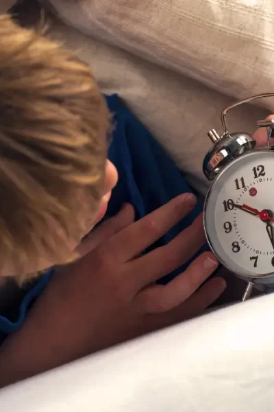 5 passos na volta as aulas para ajustar o sono das crianças