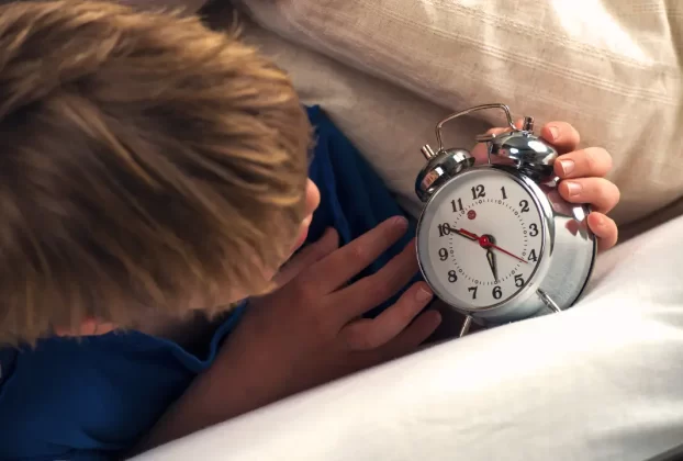 5 passos na volta as aulas para ajustar o sono das crianças