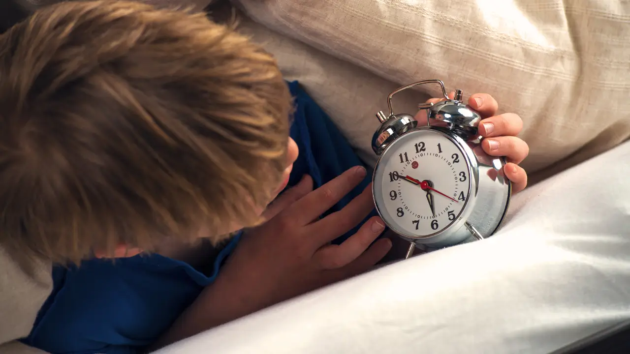 5 passos na volta as aulas para ajustar o sono das crianças